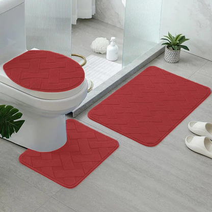 jogo de tapetes para banheiro 3 peças na cor café dentro do banheiro com havaianas e decorações pequenas