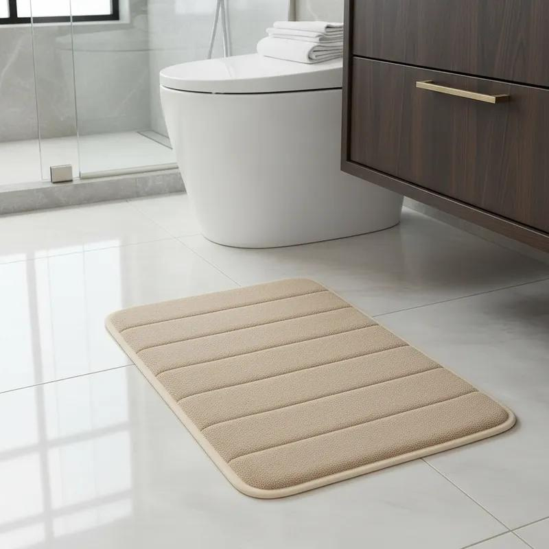tapete de banheiro soft super absorvente cor bege ao lado da pia e vaso sanitário