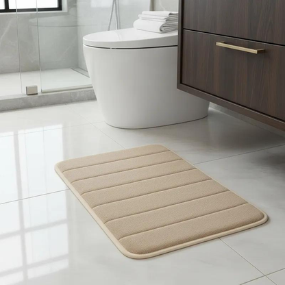 tapete de banheiro soft super absorvente cor bege ao lado da pia e vaso sanitário