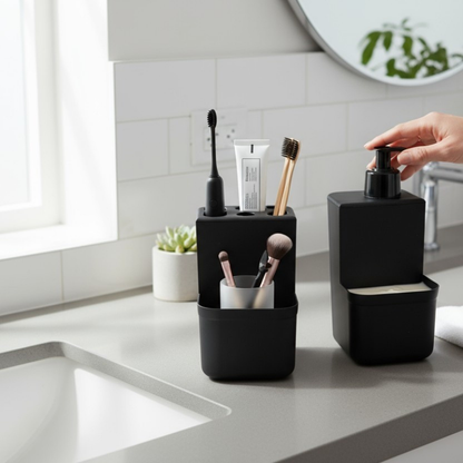 kit de banheiro na cor preta sobre a bancada e sendo utilizado por uma mulher