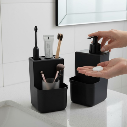 Kit de banheiro na cor preta sendo utilizado o dispenser de sabonete líquido por uma mulher