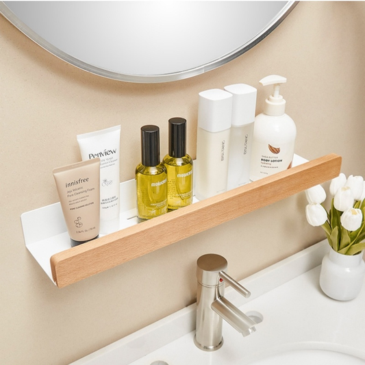 prateleira de banheiro branco de metal e madeira acima da pia do banheiro