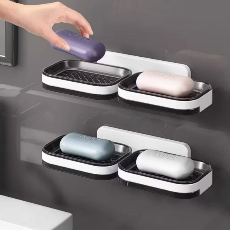 quatro saboneteiras e quatro sabonetes onde um está sendo retirado