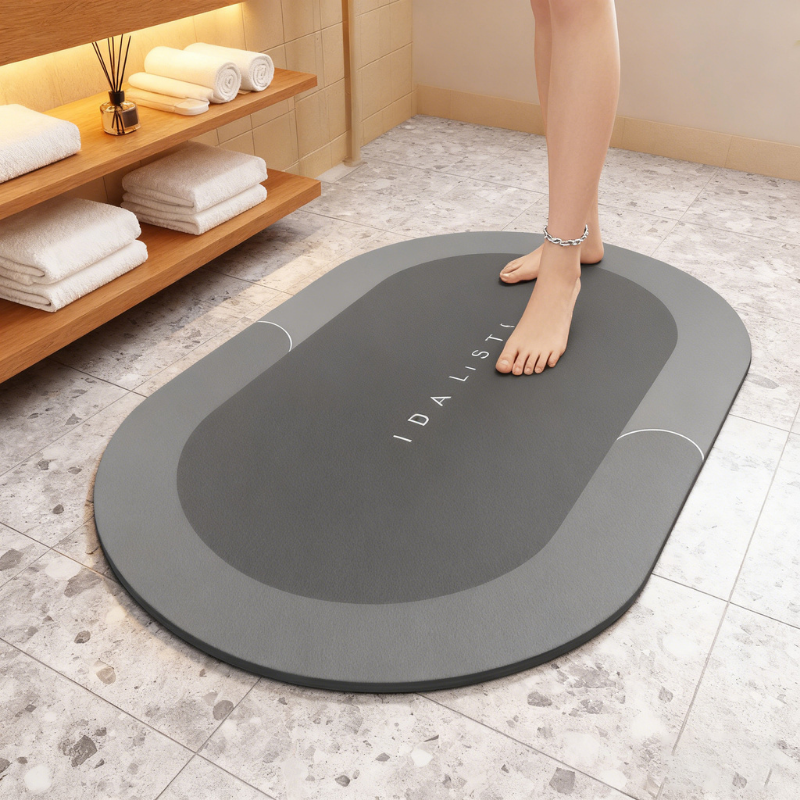 tapete de banho super absorvente cor preto e cinza mulher pisando no tapete ao lado de prateleira com toalha
