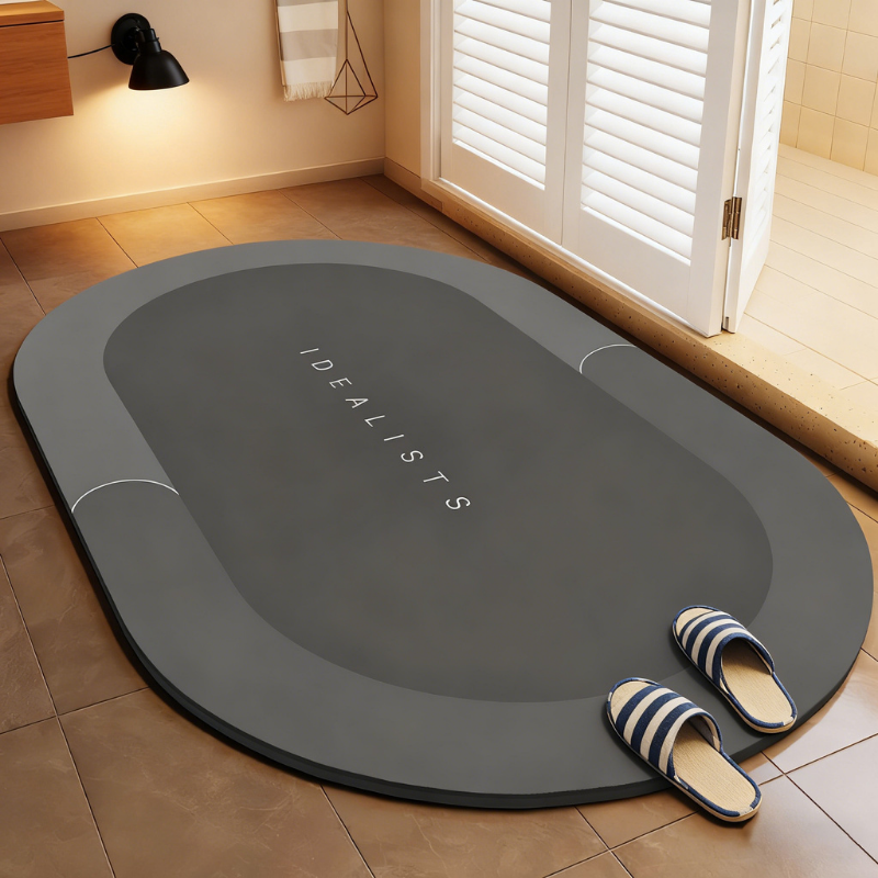 tapete de banho super absorvente cor preto e cinza com sandália sobre o tapete