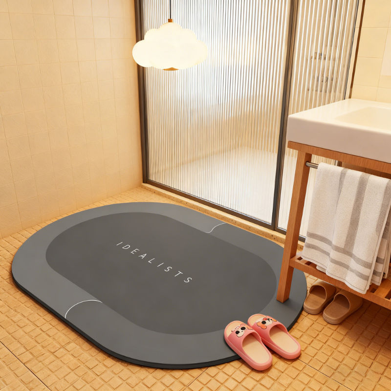 tapete de banho super absorvente cor preto e cinza ao lado do box de banheiro